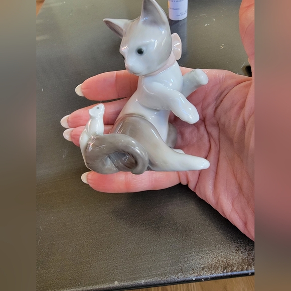 Lladro Kitten and Mouse Figurine - Picture 2 of 8